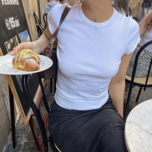 Djerf Avenue Daily tshirt  - Djerf Avenue daily tshirt i storlek XS. Passar även S. Den perfekta vardagstoppen! Använd fåtal gånger. Den har några få små märken (som nog går att tvätta bort) som man inte alls lägger märke till. Skickar mer bilder vid intresse! Nypris 549 kr