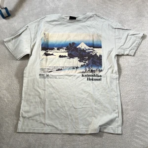 Pull and bear tshirt - Bra kvalitet snygg japansk konstnär tryck. Konstnären är Katsushika Hokusai