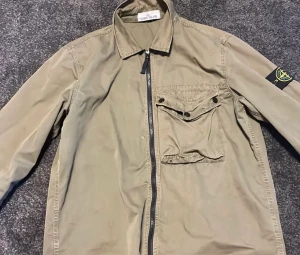 Stone island overshirt - Säljer en Stone island overshirt i ny skick | Cond: 10/10 som ny | Vårt pris: 1499kr