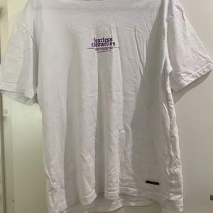 Vit t-shirt köpt i newyorker knappt använd och i bra skick, oversize
