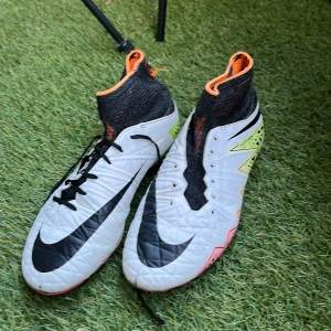 Nike hypervenom - Ena saknar snöre