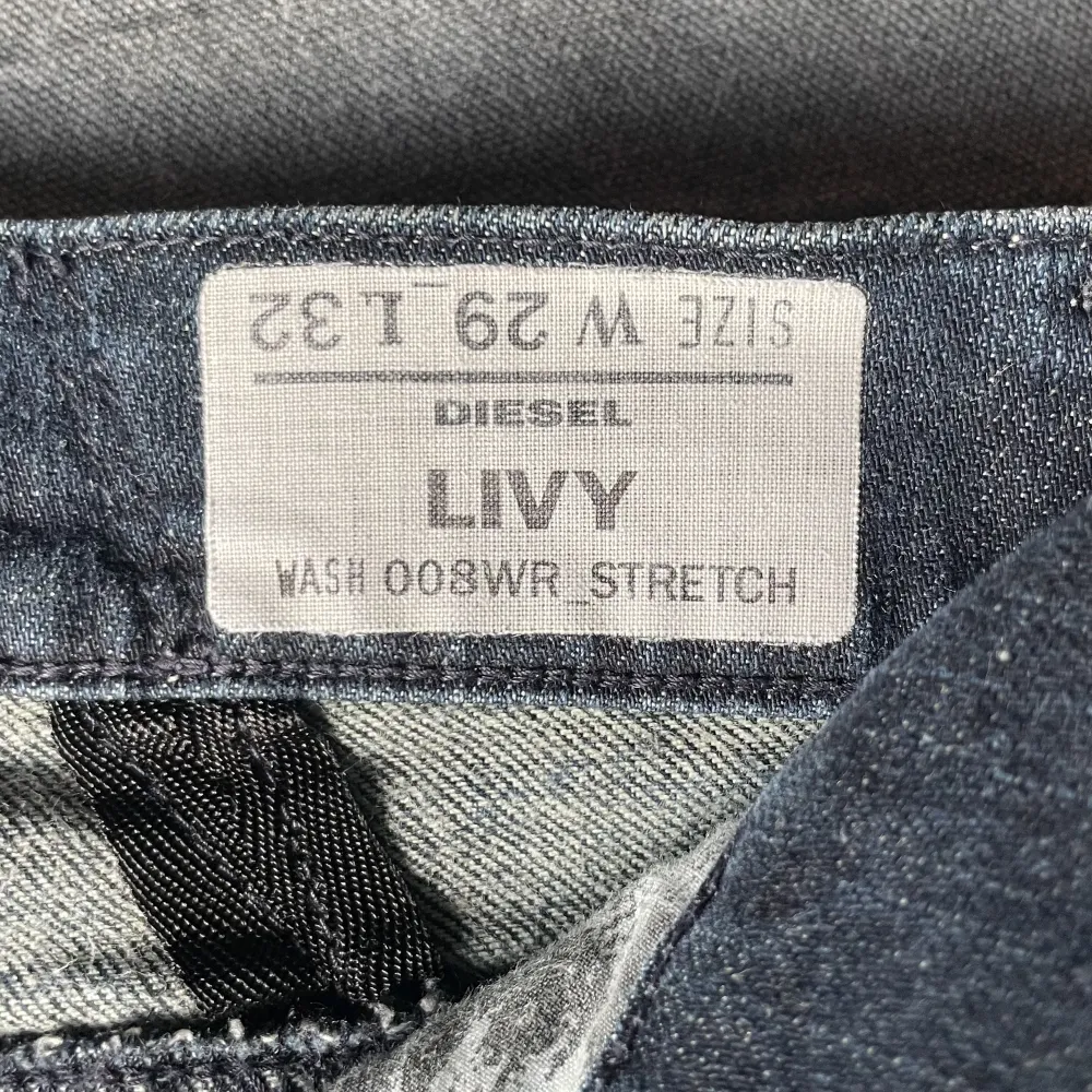 Säljer dessa diesel jeans i modellen livy - bootcut och low waist  - Storleken är 29/32, men de är ganska små i storlek så skulle säga att de passar någon som normalt är Xs/S  ❤️Midjemåttet är 40cm (rakt över). Jeans & Byxor.