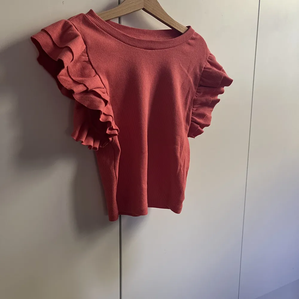 säljer denna volang tröja från zara som är lite croppad. Den kommer inte längre till användo men är ändå i bra skick. policy för att köpa finns längst ner i mitt flöde 🤍. T-shirts.