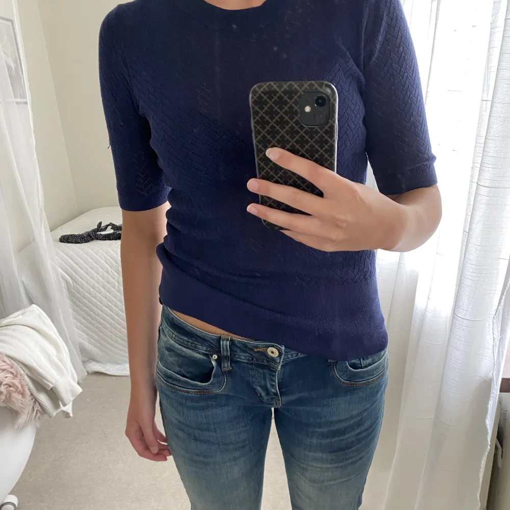 Jättesnygg mörkblå tshirt med broderier💓 köpt på c&a i Paris förra våren i storlek xs men den är ganska stor så passar en s-m! . Toppar.