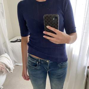 Jättesnygg mörkblå tshirt med broderier💓 köpt på c&a i Paris förra våren i storlek xs men den är ganska stor så passar en s-m! 