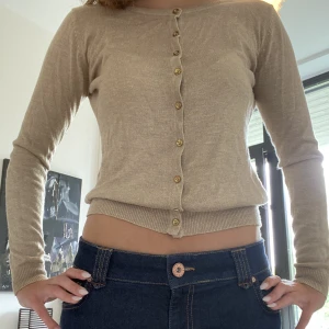 Beige kofta - Super söt koft att ha knäppt och över något. Storlek 34💗💗