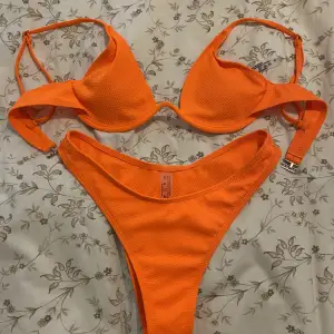 Jätte fin orange bikini sätt som lyser i mörker. Oanvända. 