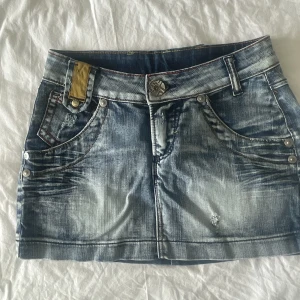 Jeanskjol  - Säljer denna söta jeanskjolen som är köpt i en vintagebutik i Palma✨I jättefint skick, storlek xs🥰