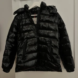 Moncler jacka  - Moncler jacka i modellen bady, helt okej skick inget fel som man märker, därav priset. Den är i storlek S (1) kan gå ner lite i pris snabb affär 