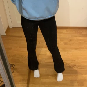 Utsvängda jeans  - Utsvängda jeans från Gina Tricot, tyvär blivit för små model: perfect jeans 