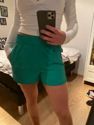 Tränings shorts  - Från bikbok och är gröna, stretch i midjan och är super sköna, lite högre modell. 💖