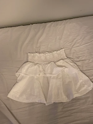 Vit volang kjol - Super fin volang kjol som sitter super fint! Den köptes här på Plick men är ifrån shein. Den säljs då den inte kommer till någon andvändningoch är lite kort där bak på mig!💕 Inget slitage eller sådant. Våga fråga mig om ni undrar över något!💛