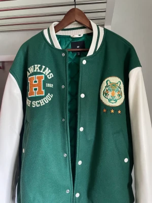 Limiterad collegejacka  - Limiterad stranger things collegejacka från HM. Nypris 1000, mitt pris - 550 Storlek XL (passar L) Skick 9/10 (endast testad) Sänker till 450 kr, denna månad ut