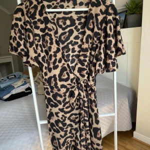 Klänning - Säljer denna fina klänning för 50kr. Klänningen är i stolek M.  Köparen står för frakten 🌸