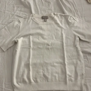 H&M stickad t-shirt  - H&M stickad vit tröja 