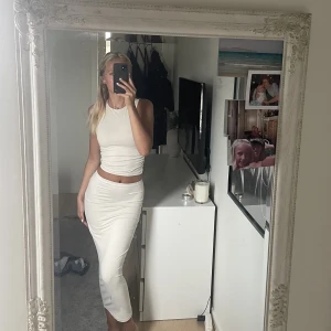 Topp + kjol - Superfint sett som är helt nytt. Små detalier på sidorna av linnet💕💕💕