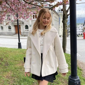 Kappa - Jättefin beige kappa från design by si Köptes i våras använd fåtal gånger ser helt ny ut. Pris 650 nypris: 757