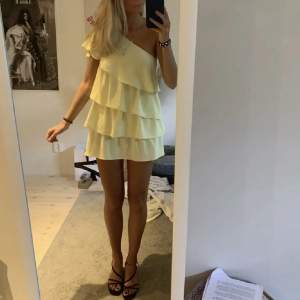 säljer denna snygga o trendiga klänningen från zara!💛