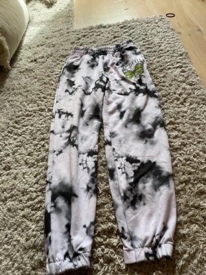 Mönster byxor  - Mönster som liknar marmor som är så sköna och dom är bara använda 1 gång tidigare