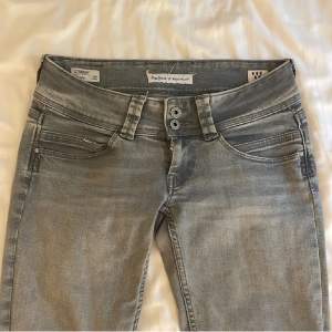 Nästan helt nya jeans från Peppe jeans. De är mycket låga i midjan. Inga defekter. Köpte för 900kr.   Tryck på köp nu om du vill köpa. 💗🌸