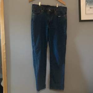 Ett par mörkblåa Levi’s jeans i modell 514 straight.  Nypris: 900kr 