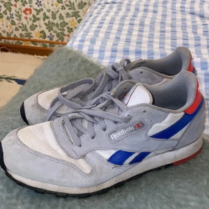 Reebok Sneakers  - Sneakers från Reebok i storlek 38. Använda som det syns på bilderna men ändå i bra skick. 