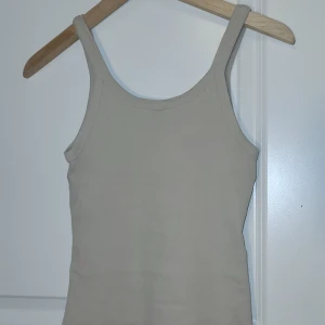 Beiget linne från soc - Beiget linne från soc. Aldrig använd. Storlek S