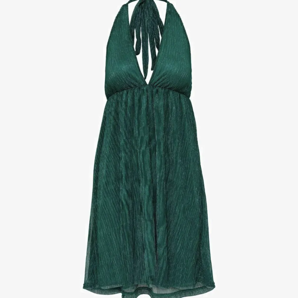 Säljer en grön glitter klänning från Zalando som är helt oanvänd och slutsåld i många storlekar. Den är i bra skick då den är oanvänd. Den är i storlek M. Skriv för fler bilder och vid intresse.🩷. Klänningar.