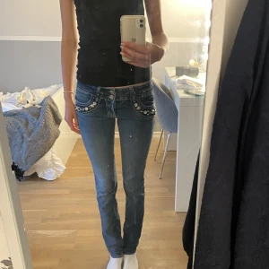 Lågmidjade jeans - Super snygga lågmidjade jeans som tyvärr börjar bli små💗 måtten är 35 cm rätt över midjan och 80 cm innerbenslängd.