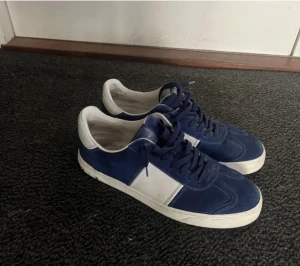 Valentino skor - Marinblåa valentino skor i bra skick. Använt max 3 gånger