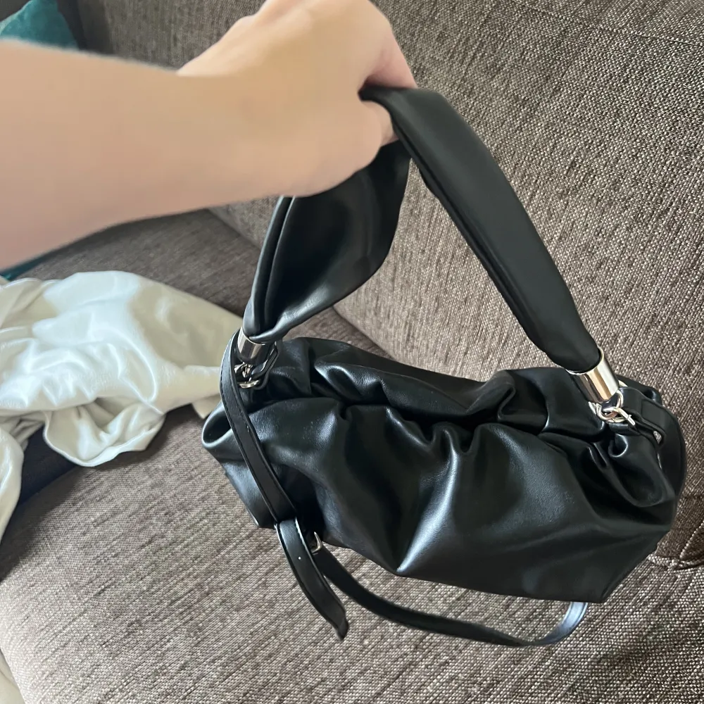 Söt svart handväska från nakd med två remmar så man kan bära på olika sätt, säljer för jag har för många väskor💘. Accessoarer.