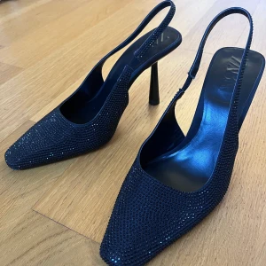 Svarta glittriga klackskor från Zara - Säljer dessa superfina klackskor som aldrig är använda! Säljer då dom aldrig kommer till användning för mig men hoppas att dom passar någon annan bättre🫶