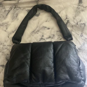 Handväska  - Köpte den handväskan på Ullared för 2år sen kommer inte använda passar väldigt bra till fester, ja knäppa vid sidorna om man vill 