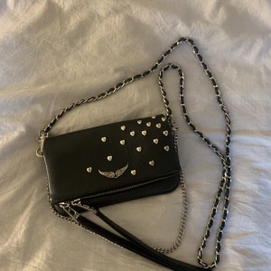 Zadig väska  - Säljer min väska från Zadig Voltaire. Den är i jätte fint skick förutom att hjärtana är lite ”repade” men inget man märker alls.  Gillar den jätte mycket och den är jätte praktisk men säljer då jag har fler väskor och behöver pengar. 💗