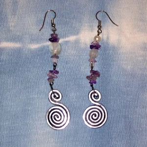 Ametist Örhängen💜 - Handgjorda örhängen med ametist stenar och andra fina pärlor! 40kr + 13kr frakt (läs bio för billigare fraktalternativ)