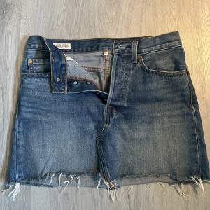 Snygg Levis kjol i storlek 27! Kommer inte till användning och därav säljs den istället! Inte alls mycket använd så som ny, jättebra skick!😍