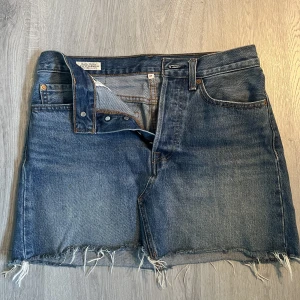 Levis kjol - Snygg Levis kjol i storlek 27! Kommer inte till användning och därav säljs den istället! Inte alls mycket använd så som ny, jättebra skick!😍