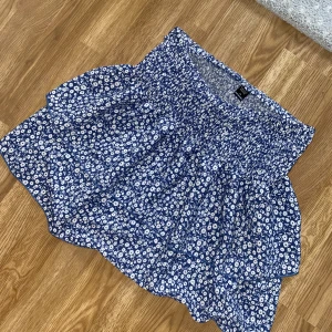 Kjol - Strl M, passar även S.  Som ny! 