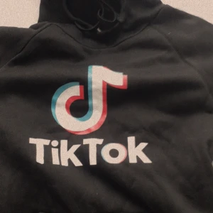 ..  - en ny  hodies tik tok tröja 😍😍 