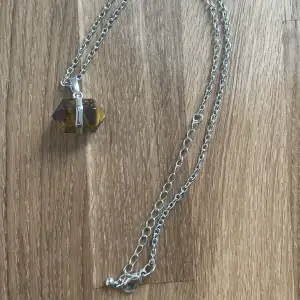 Halsband av rostfritt stål med en berlock av kristallen tigeröga🐅