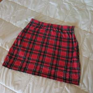 Super cute skirt, quite thin but great for going out. Size 36. 