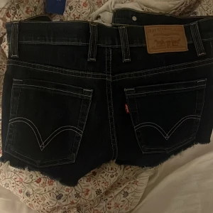 Levis jeans shorts  - Levis jeans shorts show skygga men tyvärr lite små för mig. Previs ny inköpta 