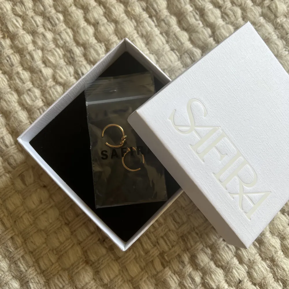 Really cute ear cuffs from Safira! They are 18k gold plated and come in one size only | Original Price 349 sek / perfect condition + original packaging. Accessoarer.