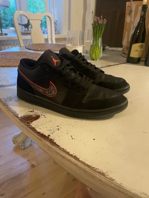 Jordan 1 Low Black Red Orbit - Använda ett par gånger  Storlek 47.5