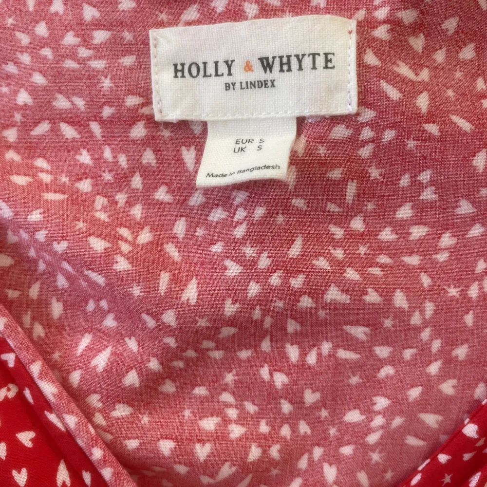 Jättefin röd Mid/kort klänning. Aldrig använd. Köpt från Lindex märket Holly whyte st S/Xs. Og pris  499 säljer för 130❤️. Klänningar.