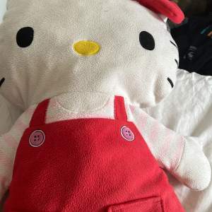 Hello Kitty docka för endast 200kr eller mindre Sms för mindre pris röda kläder väldigt stor 