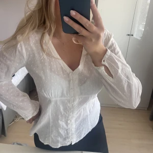 Blus  - En fin blus som inte kommer till användning! Aldrig använd men lite skrynklig på bilden. 