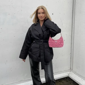 Jacka - Snygg jacka med skärp från Gina Tricot, endast använd fåtal gånger. Fint skick! 🖤