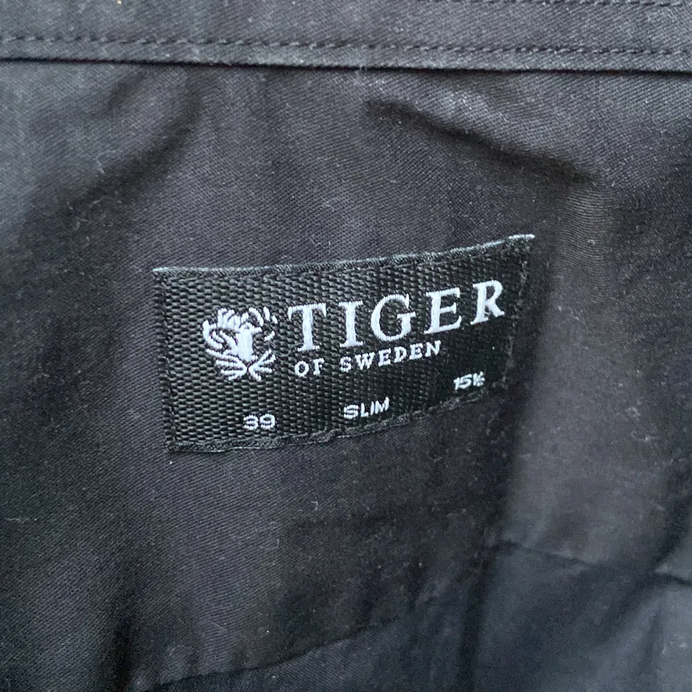 Skjorta från tiger of sweden, i princip nyskick fortfarande. Köparen står för frakt!. Skjortor.