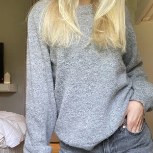 Knitted sweater  - Frå stickad tröja från Object i så skönt material, jätte fin passform. säljer för att jag har 100 gråa tröjor redan. Köparen står för frakt 